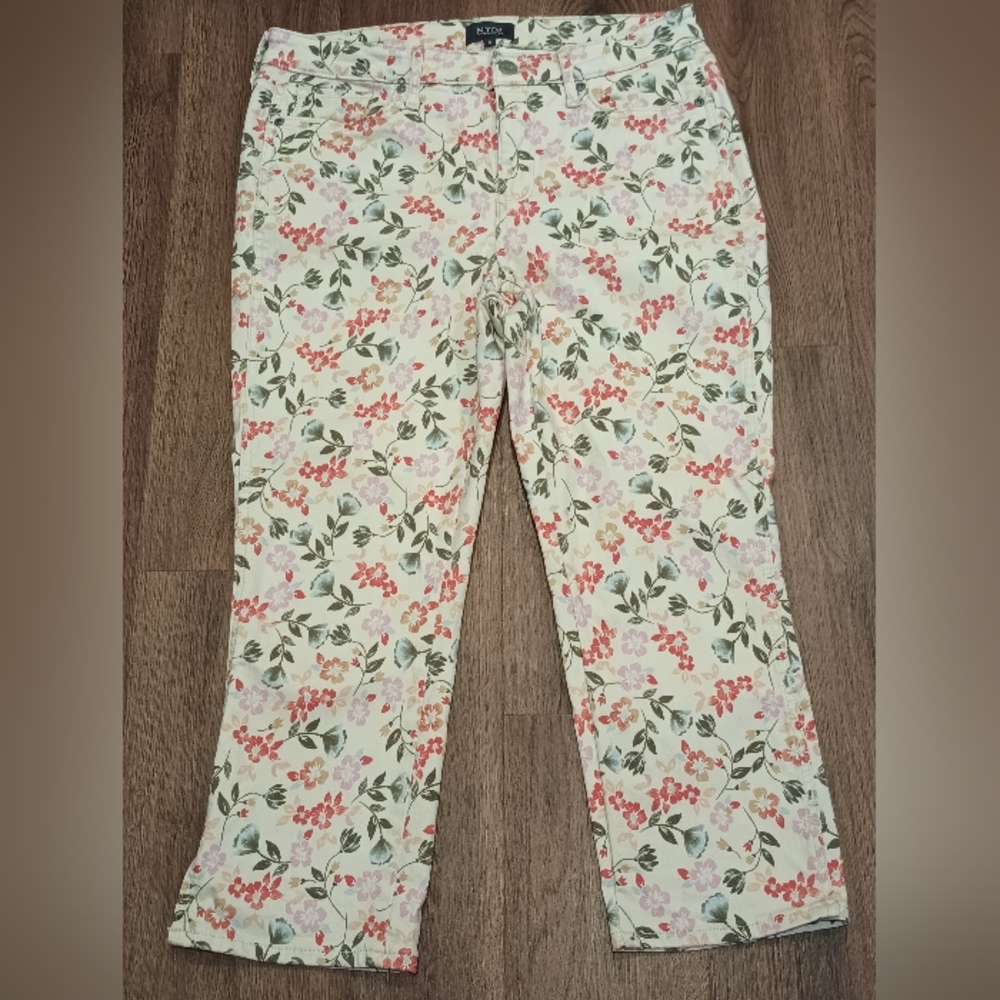 NYDJ Cream/Floral Secret Garden Stretch  Capri Pants Size 8 LiftXTuck Technology